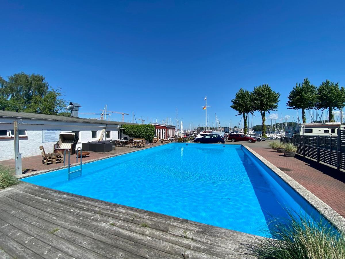 Hotel Hausboot Mit Traumlage In Luebeck-Travemuende Extérieur photo