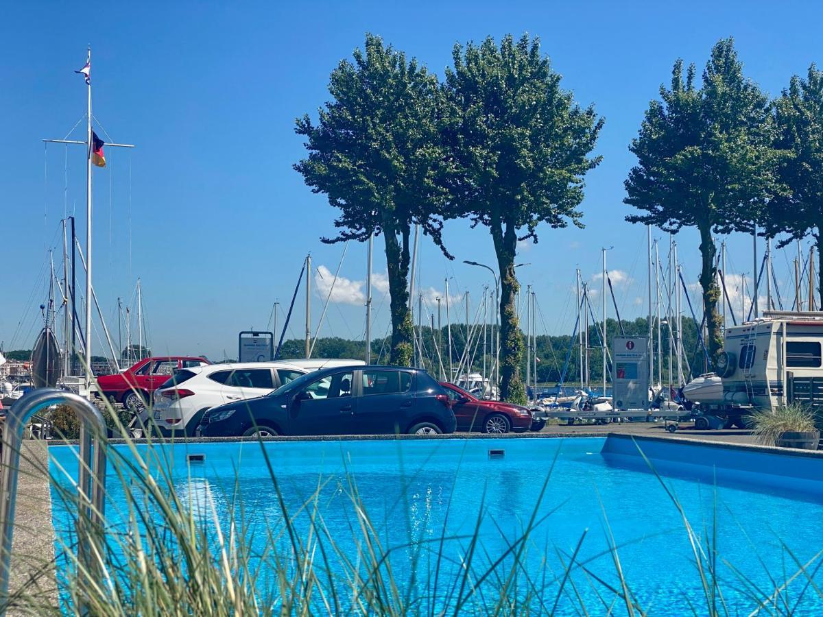 Hotel Hausboot Mit Traumlage In Luebeck-Travemuende Extérieur photo